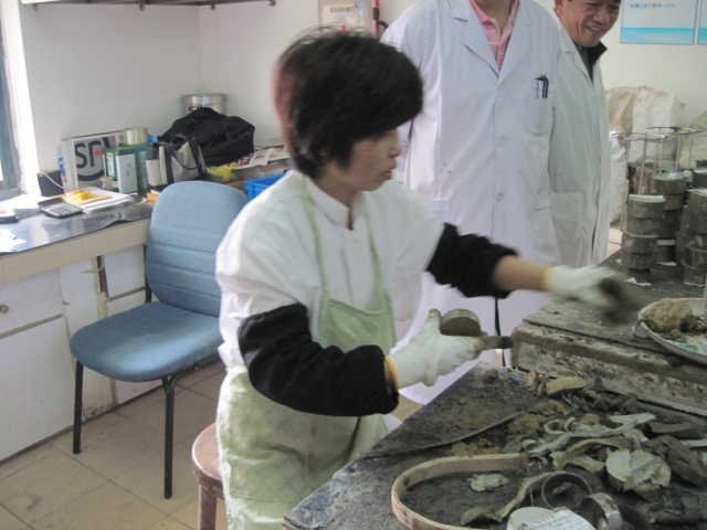 土室員工認真的工作